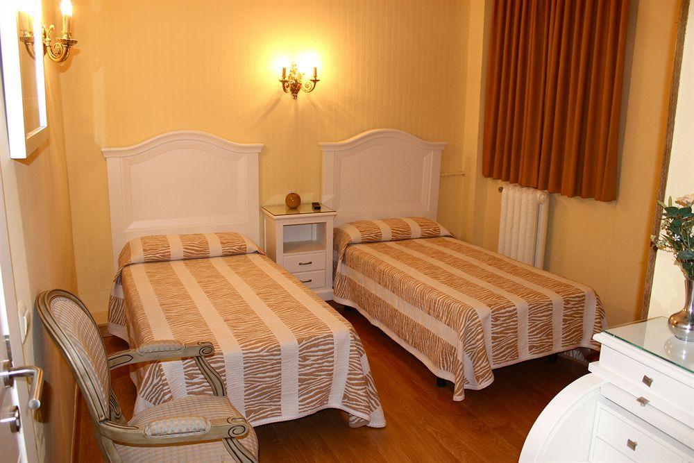 Hostal Montecarlo Мадрид Екстер'єр фото